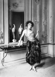 Madame Poiret num vestido de Paul Poiret (1879-1944), 1919